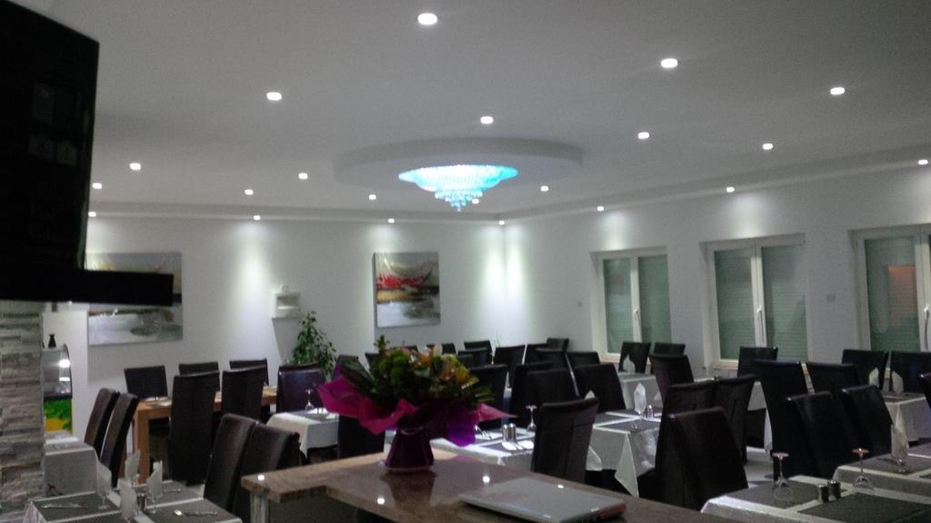 Hotel Restaurant Le Mistral Peipin Exterior photo