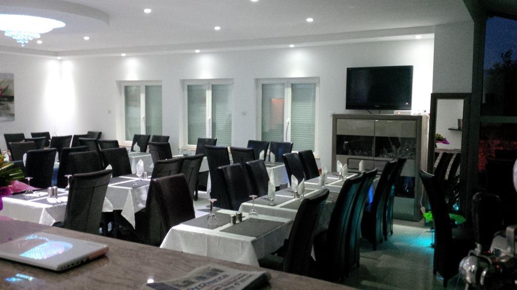 Hotel Restaurant Le Mistral Peipin Exterior photo